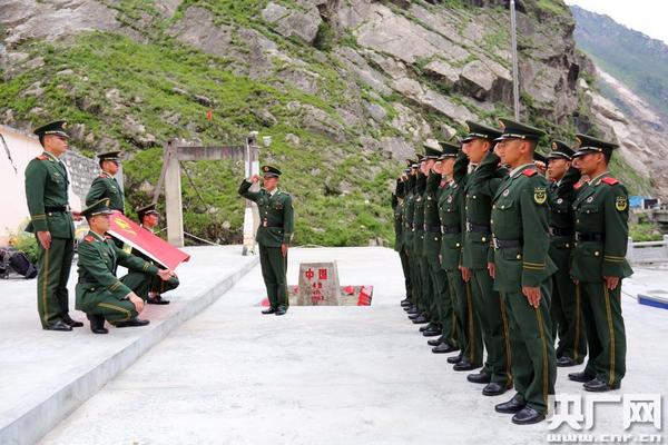 　　西藏边防总队吉隆边防检查站监护中队组织老党员在中尼48号界桩前重温入党誓词。（胡俊浩 摄）
