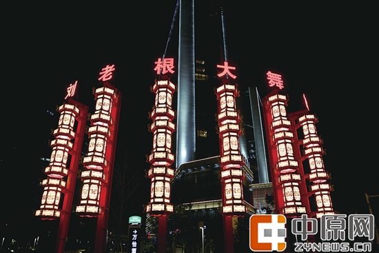 在郑东新区东风南路与商鼎路交会处东南角的汇艺剧院,“刘老根大舞台”的红灯笼非常醒目