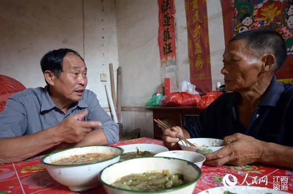 曹泽细和夏海河的老父亲交谈，及时了解这个家庭的现状。
