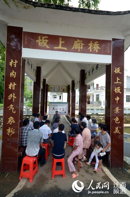 精神文明建设也是山下村的重头戏,而村民们也愿意听这位村支书“说道说道”。