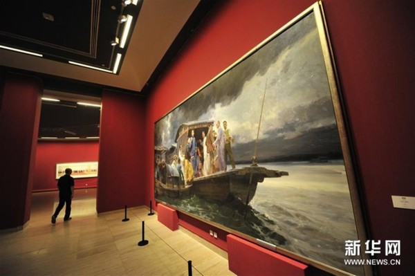 　　6月30日，观众在中国美术馆内参观展出作品。