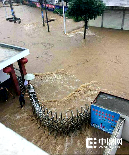 箭河中学被冲毁的校门