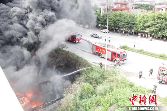 7月1日，福建泉州晋江市磁灶镇大宅村一塑料厂发生火灾，猛烈的大火迅速蔓延燃烧，近70名消防官兵前往扑救。　供图 摄