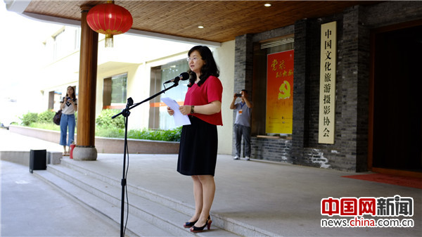 7月1日，“党旗高高飘扬”庆祝建党95周年专题图片展在京举行。图为中国文化旅游摄影协会秘书长杨新丽主持活动开幕式。
