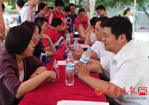 山师附中开放日 家长围住名师问不停