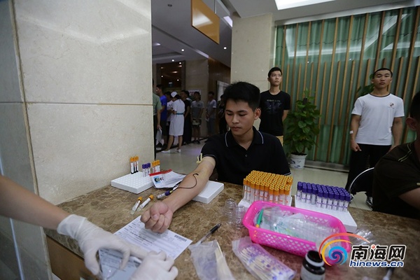 　　一考生正在接受抽血。南海网记者 刘洋 摄