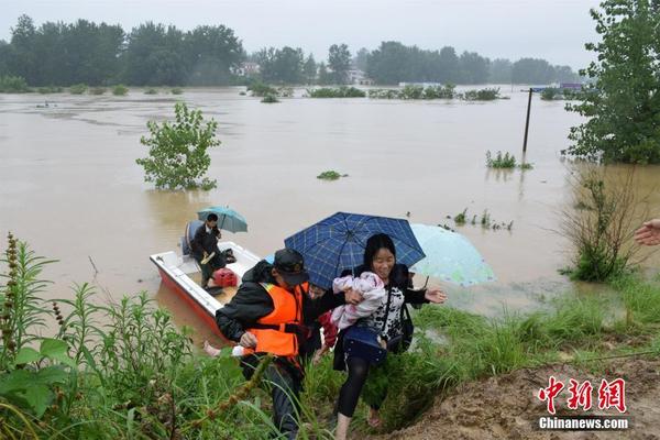 溃口致武汉新洲七里村千余人被困 消防紧急转