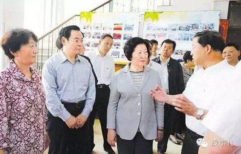 　　孙春兰考察太原市桥头街基督教堂，王儒林陪同