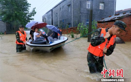 武警湖北省总队黄冈支队官兵挨家挨护转移受灾群众　郭峰　摄