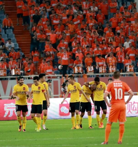 差距啊!恒大教练悠闲抠鼻子 鲁能球迷高喊保卫