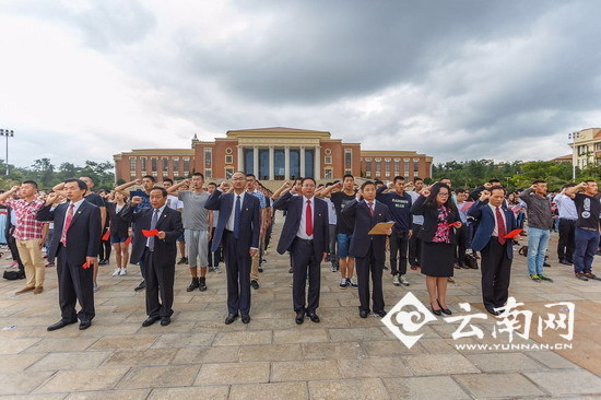 仪式上，新党员入党宣誓、老党员重温入党誓词。