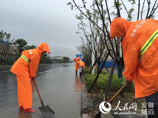 抢险人员疏通排水管网