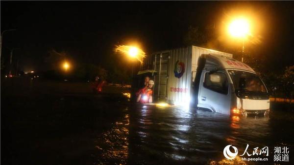 咸宁市咸安区多处居民楼被淹 消防官兵彻夜疏