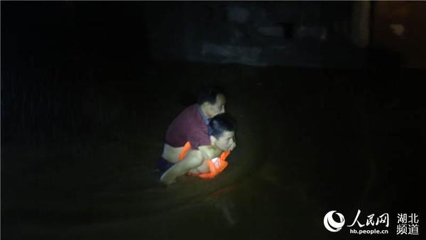 咸宁市咸安区多处居民楼被淹 消防官兵彻夜疏