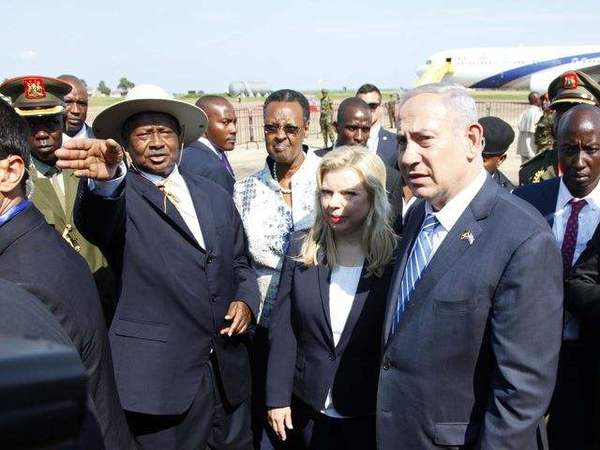 穆塞韦尼与内塔尼亚胡交谈。