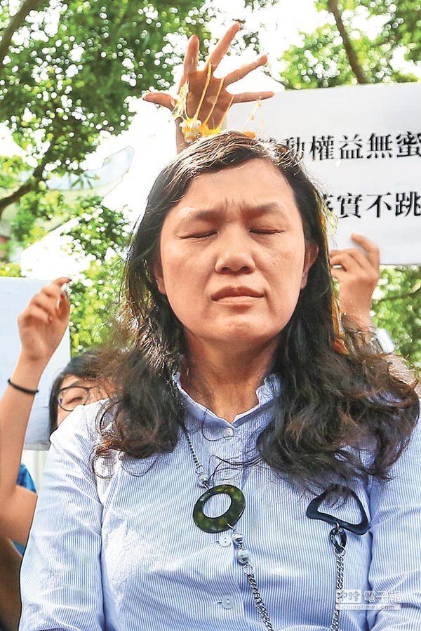 政大女学生高若想拿鸡蛋在教育部门官员王淑娟头上捏爆(图片来源:中时电子报)