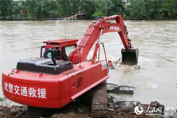 冒着危险加固堤坝