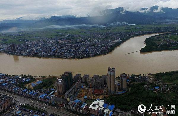 7月5日，珠江上游的融江广西柳州市融安县城段江面，水位已经降至警戒线以下。