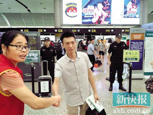 ■昨日下午5时多,刘光亮在广州白云机场登机前,与宝贝回家广州地区志愿者握手告别。