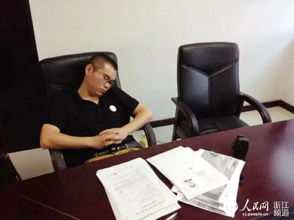 6.14日凌晨6点连续工作24小时，调查询问告一段落后在椅子上休息片刻。