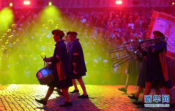 　　7月5日，在比利时首都布鲁塞尔大广场，演员参加“大帝巡游”表演。