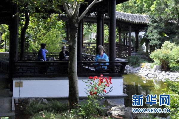 图为当地民众在兰苏园内。 新华网记者 徐剑梅 摄