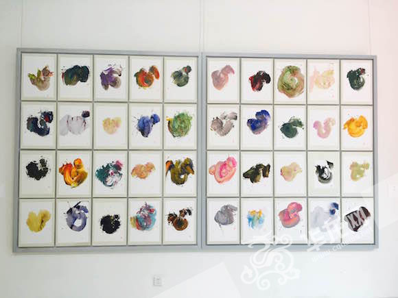 现场展出的作品。 首席记者 黄军 摄