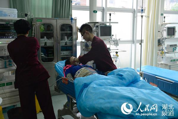 武汉暴雨袭城 护士冒雨趟水救治早产破水孕妇