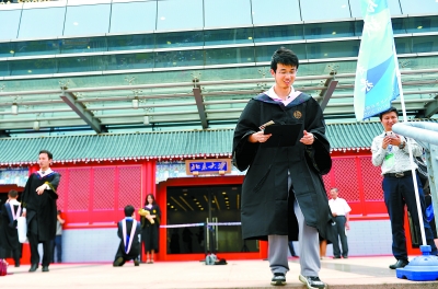 一个人来,一个人走,脚步匆忙,安永睿的这场毕业典礼稍显孤单。