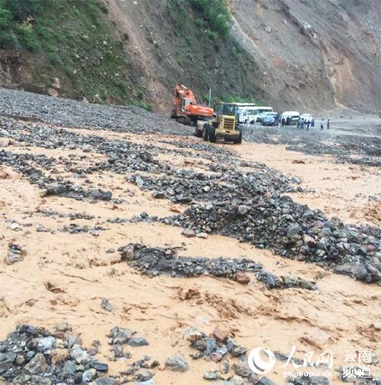 丽宁公路部分路段发生塌方及泥石流，造成道路中断。（交警供图）