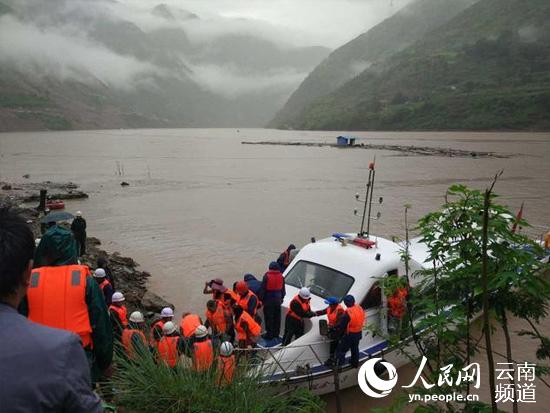 丽宁公路部分路段发生塌方及泥石流，造成道路中断。当地组织各部门转移被困人员。（许强 摄）