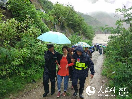 丽宁公路部分路段发生塌方及泥石流，造成道路中断。交警正转移被困人员。（许强 摄）