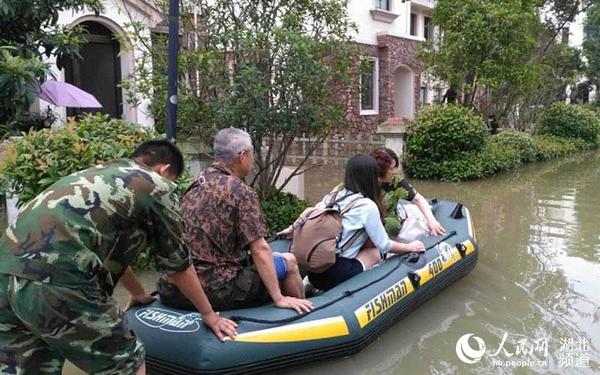 碧桂园物业员工疏散受困儿童