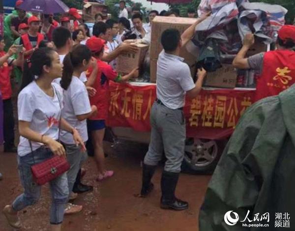 碧桂园员工为灾民发放救灾生活物资