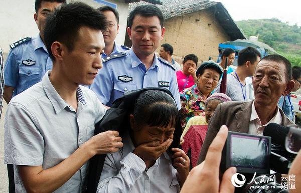 回忆起寻找小光亮的26年，母亲何太碧泣不成声。供图