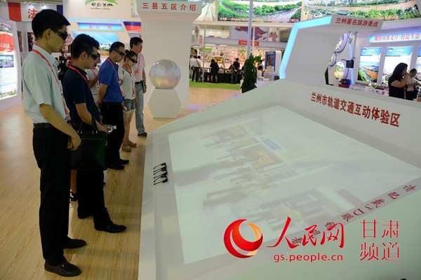 参会代表佩戴3D眼镜体验兰州轨道交通（高增硌 摄）