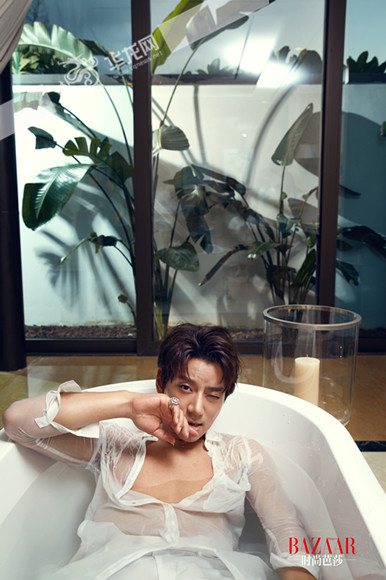 黄致列玩“湿身”。 经纪公司供图