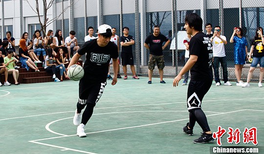 图为发布会结束后陈赫在公司顶楼操场秀篮球技艺。中新社记者 张浩 摄