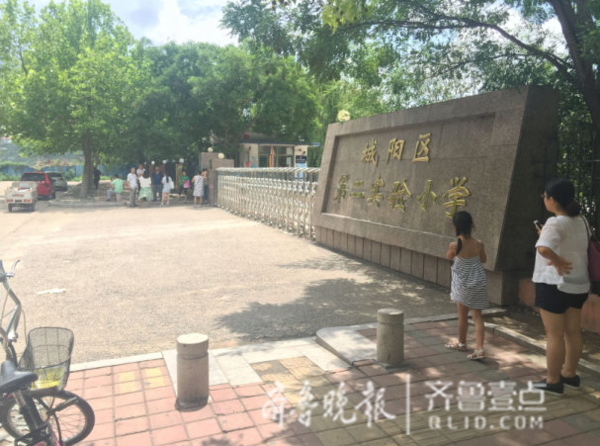 8日上午,仍有家长守在城阳实验二小门口。　