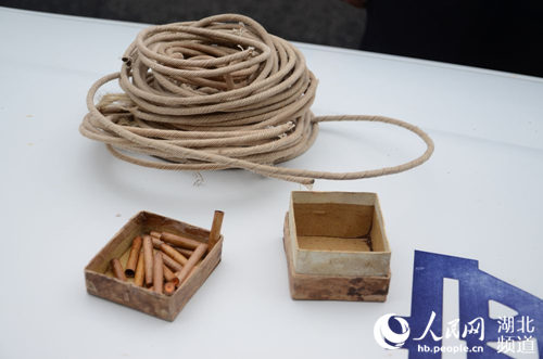 村民行李中发现导火索和雷管民警及时发现未被带入安置点