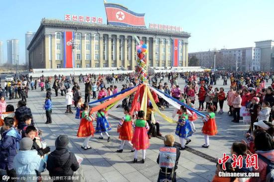 资料图：朝鲜平壤，孩子们在金日成广场玩耍庆祝农历新年。图片来源：CFP视觉中国