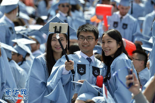 5月20日，几名中国留学生在美国哥伦比亚大学毕业典礼上自拍。新华社记者王雷摄
