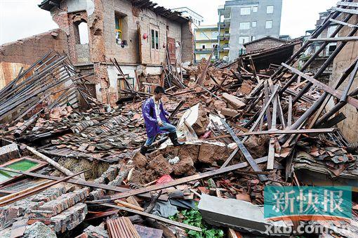 ■9日,莆田市新度镇凌厝村部分房屋在台风中倒塌。