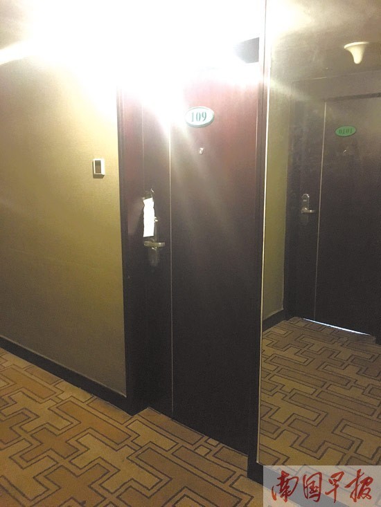 　　事发客房贴有“封房”字样的条子。记者摄