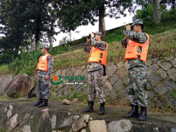 在岸上的战士用望远镜观察江面