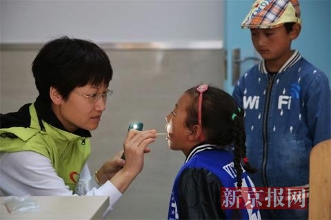 专家在为当地先心病疑似患儿检查。新京报记者 薛珺 摄