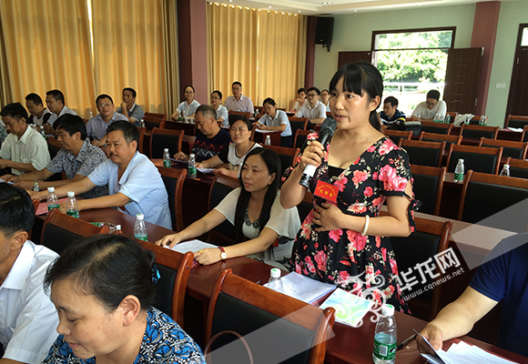 人大代表向副镇长发问。 首席记者 徐焱 摄