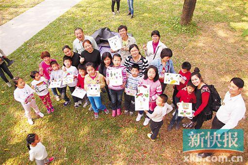 ■在导赏启发下,孩子们发现,落叶可以制作出自然脸谱。(志愿者大鱼摄于植物园)