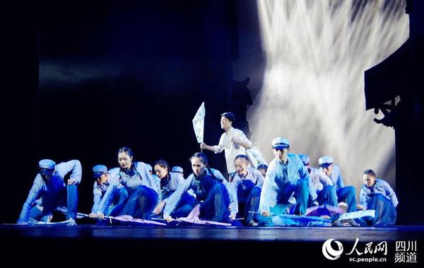 思想新潮的三少爷觉慧和同学走上街头宣传爱国思想。（王军 摄）