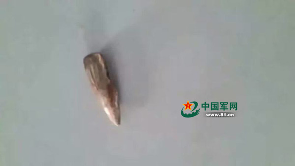 散落在地上的弹头